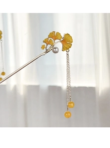 Détail de l'épingle à cheveux vintage avec feuilles de ginkgo jaunes et glands perlés