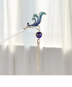 Détail d'une épingle à cheveux rétro en argent avec émail bleu et breloques à franges