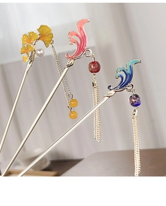 Trois épingles à cheveux vintage avec feuilles de ginkgo et pompons de nuages