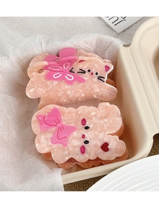 Détail de pinces à cheveux en acétate rose motif chat et ours dans un coffret cadeau