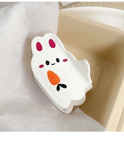Détail d'une pince à cheveux lapin fantôme blanc mignon tenant une petite carotte