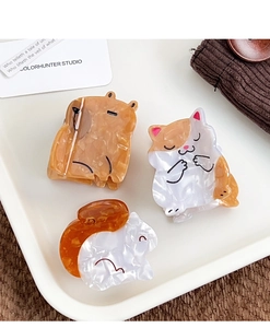 Nahaufnahme süßer Acetat-Haarklammern mit Motiven von Wasserschwein, Katze und Eichhörnchen