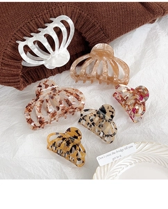 Détail de pinces à cheveux assorties en acétate écaille de tortue et marbre
