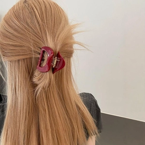 Pince à cheveux rouge vin en forme de D pour coiffures demi-hautes au fini brillant