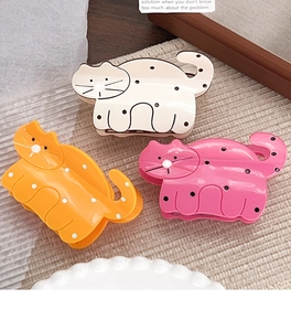 Trois pinces à cheveux chat en acétate coloré en beige, orange et rose à pois mignons