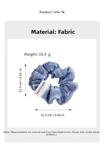 Detail van blauw gestreepte scrunchie met stoftextuur en geweven merklabel