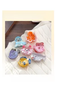 Détail de lot de 7 pinces à cheveux créatures marines en acétate sur tricot doux