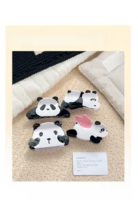 Dettaglio di quattro mollette per capelli a forma di panda in varie pose con finitura lucida