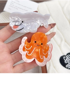 Détails de pinces à cheveux baleine et poulpe avec texture marbre et perles fines