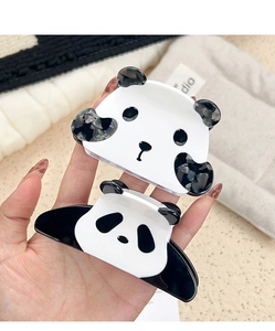 Dettaglio di graziose mollette a panda in acetato di qualità per acconciature quotidiane