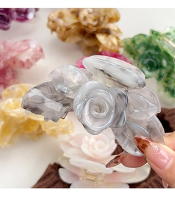 Detailaufnahme der handgefertigten Rosen-Haarklammer aus Acetat mit Marmor-Textur