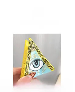 Détail macro d'une pince à cheveux en acétate avec motif œil et bordure jaune