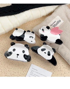 Dettaglio di quattro mollette per capelli a forma di panda in acetato in varie pose