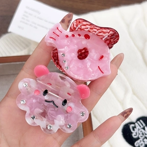 Pinces à cheveux en acétate rose motif poisson et ours avec texture marbrée et strass