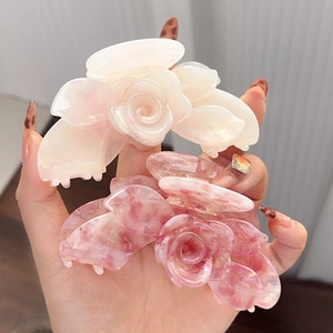 Elegante Haarklammern mit Rosenblüten aus Acetat in Cremeweiß und Marmor-Rosa