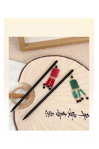 Détail des épingles à cheveux de style chinois avec caractère Xi et glands perlés