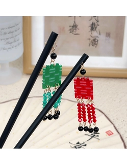 Détails de boucles d'oreilles chinoises avec pompons et caractères de double bonheur