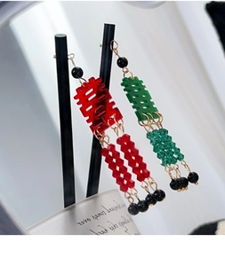 Détail de boucles d'oreilles chinoises Xi avec perles en acrylique rouge et vert, style rétro