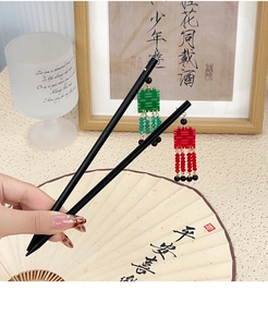 Détail d'épingle à cheveux de mariée chinoise avec caractères Xi et glands perlés élégants