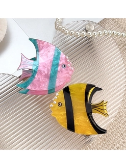 Détail des pinces à cheveux poisson tropical avec texture marbrée et perles