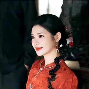 Robe cheongsam traditionnelle rouge avec accessoire de cheveux à pompon pour mariée