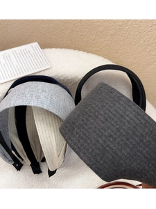 Detail of ribbed knit headbands with non-slip inner teeth in neutral grey and beige colors