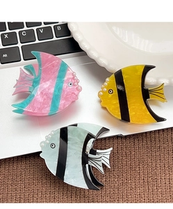 Détail de pinces à cheveux poisson tropical colorées avec texture marbre et perles