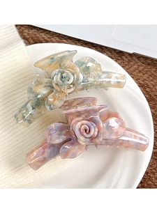 Détails de pinces à cheveux roses en acétate marbré bleu et rose dans un bol en céramique