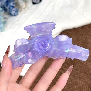 Pince à cheveux fleur de rose violette en acétate avec fini perlé holographique