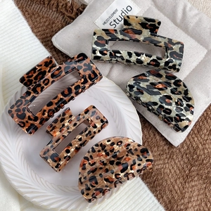 Retro leopard print hair claw set featuring tortoiseshell patterns and rectangular designs
