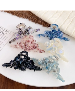 Vue à plat de pinces à cheveux en acétate marbré en six couleurs élégantes assorties