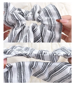 Détails de l'élasticité et de la texture du tissu d'un chouchou à rayures noires et blanches
