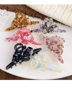 Lot de 6 pinces à cheveux fleurs en acétate aux motifs marbrés sur un plateau