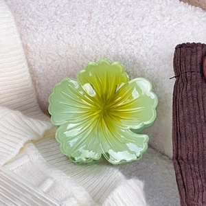 Pince à cheveux fleur en résine vert clair avec dégradé jaune et finition brillante