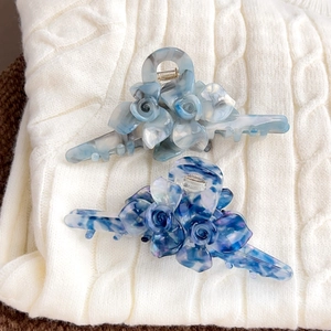 Pinces à cheveux en acétate motif fleurs marbrées bleues pour queues de cheval élégantes