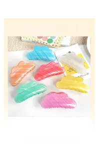 Détail de grandes pinces à cheveux en forme de nuage aux sept couleurs rayées