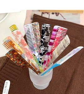Vue macro de peignes à cheveux colorés en acétate avec motifs marbrés et manche