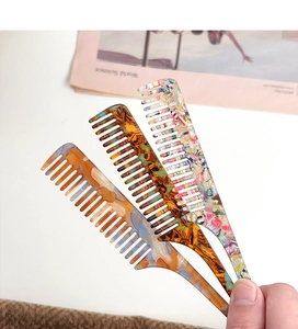 Détail de trois peignes à queue en acétate aux motifs écaille et marbrés