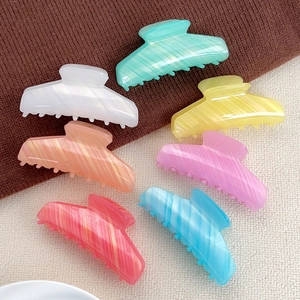 Set of 7 colorful striped acrylic hair claws with marble texture for elegant women