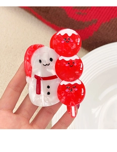 Detailansicht der Haarspange mit Schneemann-Motiv und glänzender Perlmuttoberfläche