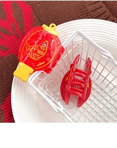 Detail von roten Laternen-Haarklammern mit Koi-Fisch-Muster für das Neujahrsfest