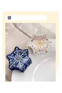 Vista dettagliata dei fermagli per capelli a fiocco di neve in acetato con strass blu e bianchi