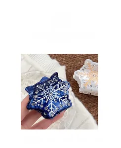 Dettaglio dei fermagli per capelli a fiocco di neve in acetato con cristalli blu e bianchi