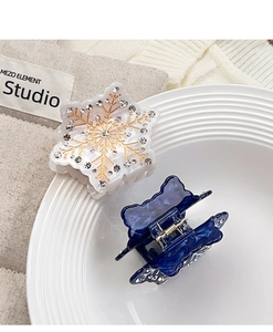 Dettaglio di fermagli per capelli a fiocco di neve con strass in bianco e blu