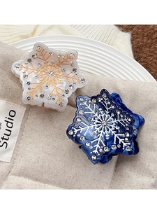 Dettaglio di fermagli per capelli a fiocco di neve in acetato con strass su maglia