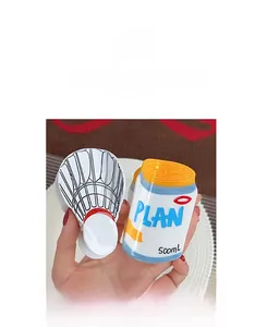 Détail de pinces à cheveux créatives en forme de volant de badminton et de canette bleue