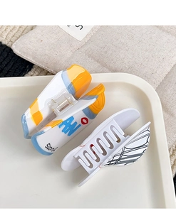Détail de pinces à cheveux en acétate avec design de boisson sportive et motifs géométriques