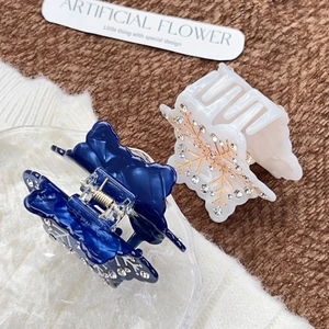 Set di mollette per capelli a farfalla con fiocchi di neve e strass blu e crema
