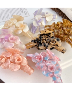 Détails à plat de pinces à cheveux fleur en acétate aux motifs écaille et marbre