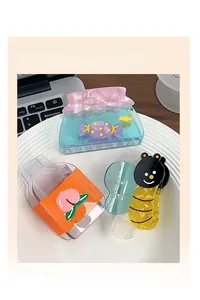 Trois pinces à cheveux en résine aux motifs mignons d'abeille et de fruits sur un plateau